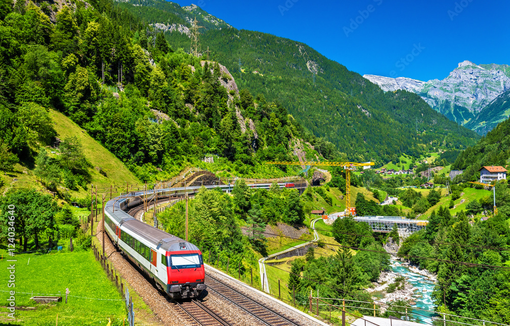 Obraz premium Pociąg Intercity na linii kolejowej Gotthard - Szwajcaria