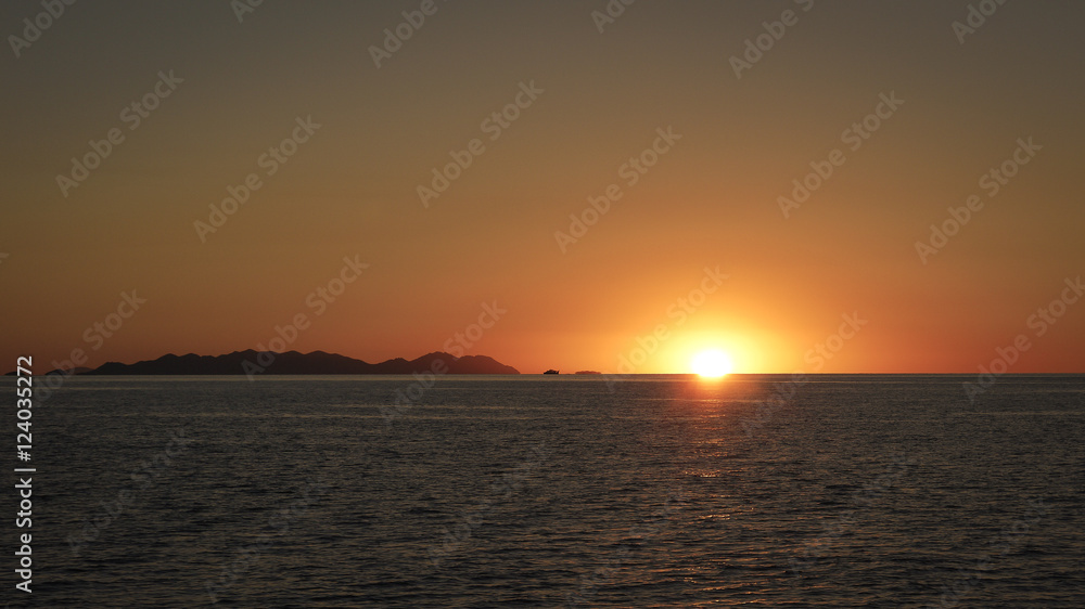 Sonnenuntergang in den Whitsunday Islands, Queensland in Australien 