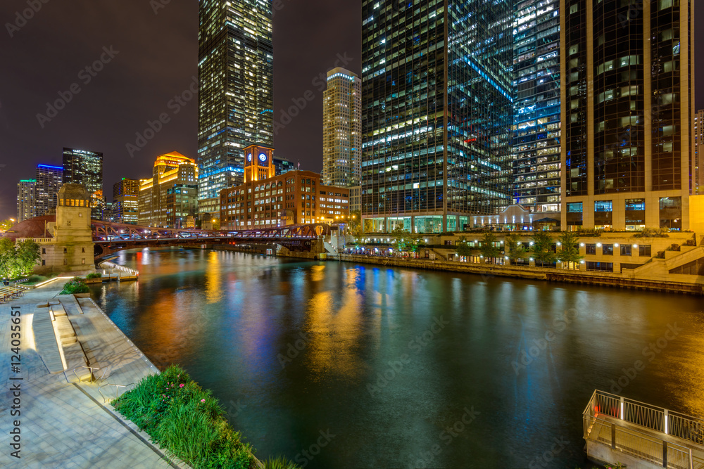 Naklejka premium Chicago River skyline with urban skyscrapers at night, IL, USA