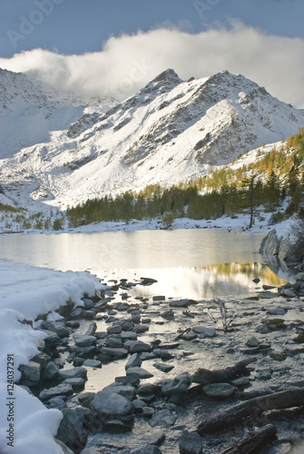 Paesaggio invernale sul lago d'Arpy,in valle d'Aosta