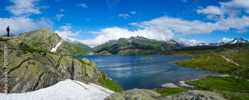 Fototapeta Naklejka Na Ścianę i Meble -  preciosa panorámica del lago de Räterichsbodensee por la carretera de los tres puertos , Suiza, verano 2016 OLYMPUS DIGITAL CAMERA