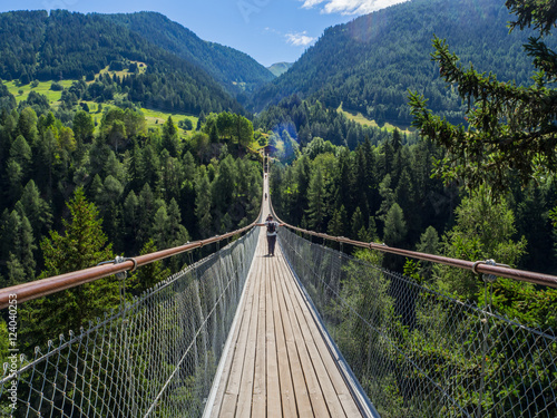 Fototapeta Naklejka Na Ścianę i Meble -  puente colgante de Ernen Goms sobre el rio Ródano, Suiza verano de 2016 OLYMPUS DIGITAL CAMERA