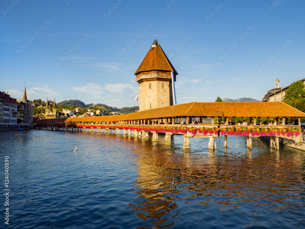 Puente de la Capilla y la Torre del Agua fueron parte de las murallas medievales de la antigua ciudad de Lucerna, Suiza, verano de 2016. Río Resuu OLYMPUS DIGITAL CAMERA