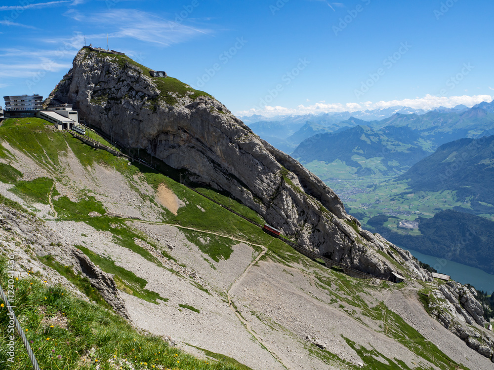 Obraz premium vistas desde el monte Pilatus al tren cremallera más empinado del mundo, en Lucerna, Suiza, verano de 2016 OLYMPUS DIGITAL CAMERA