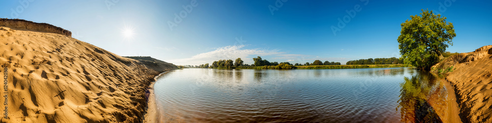 Obraz premium Breiter Fluss mit sandigem Ufer, Panorama einer Flusslandschaft