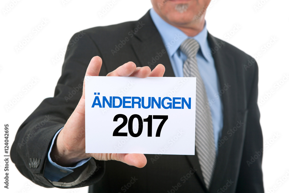 Mann zeigt Karte mit der Aufschrift: Änderungen 2017 Mann zeigt Karte mit der Aufschrift: Änderungen 2017