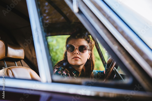 Fotografía Sixties Flower Power Girl In The Car | Retro Hippie Mädchen Frau sitzt in Oldtim