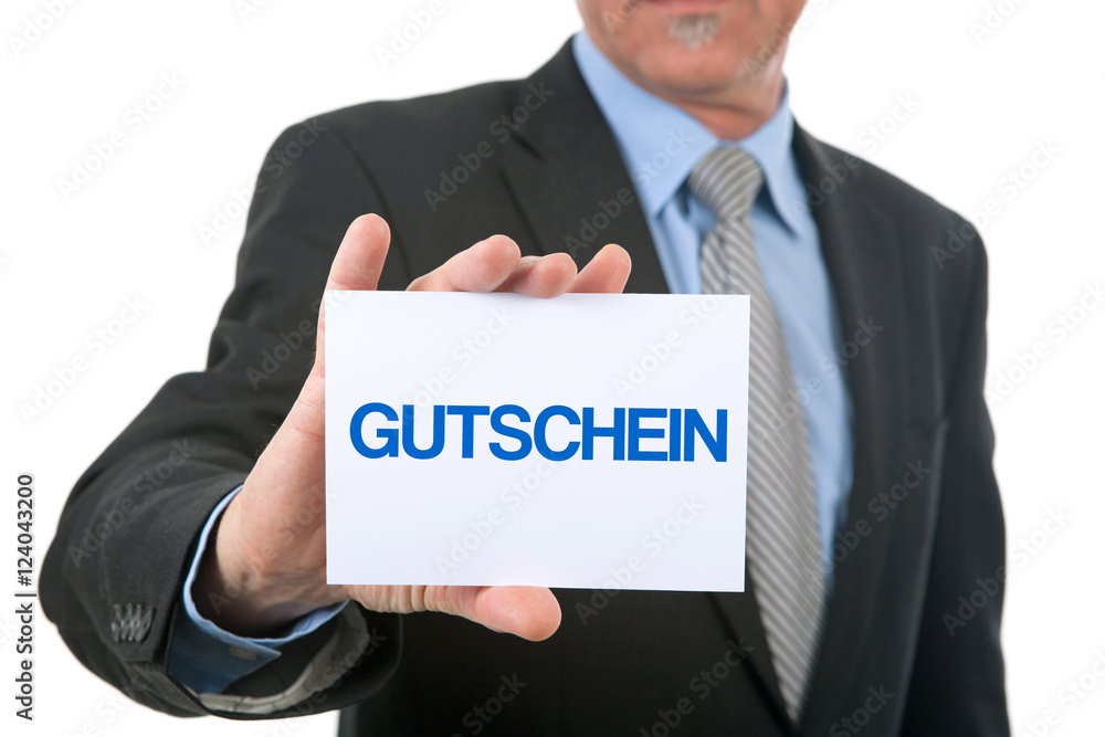 Mann zeigt Karte mit der Aufschrift: Gutschein Mann zeigt Karte mit der Aufschrift: Gutschein