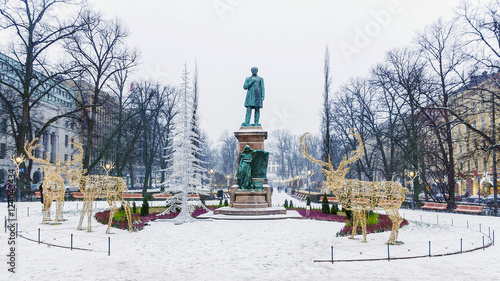 Christmas decoration city helsinki.Statuya Ludwig Runeberg