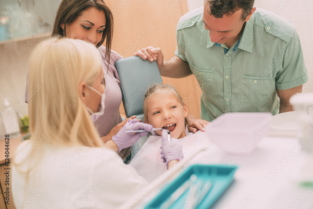 Obraz premium Little Girl At The Dentist