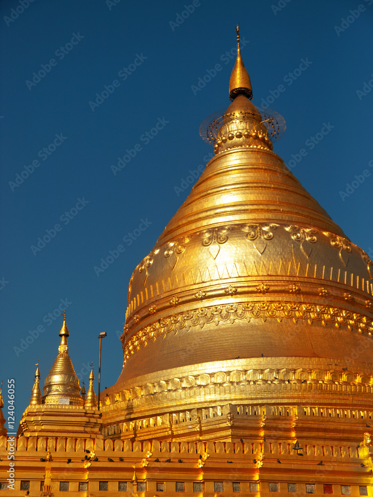 Fototapeta premium Shwezigon Pagoda is one of the biggest religious places in Bagan
