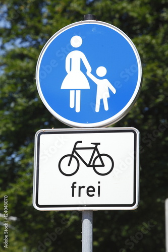 Verkehrsschild Fußgängerweg