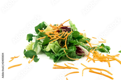 Verdure crude miste su fondale bianco 
