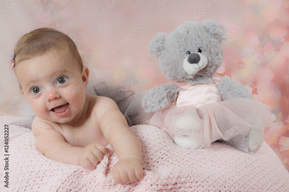 jolie petite fille et son nounours foto de Stock Adobe Stock