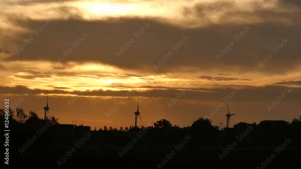 éolienne au lever du soleil éolienne au lever du soleil