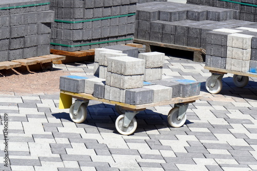 Pflasterarbeiten an einer neuen Platzfläche