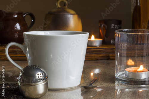 biała filiżanka herbaty w kuchni z drewnianymi elementami