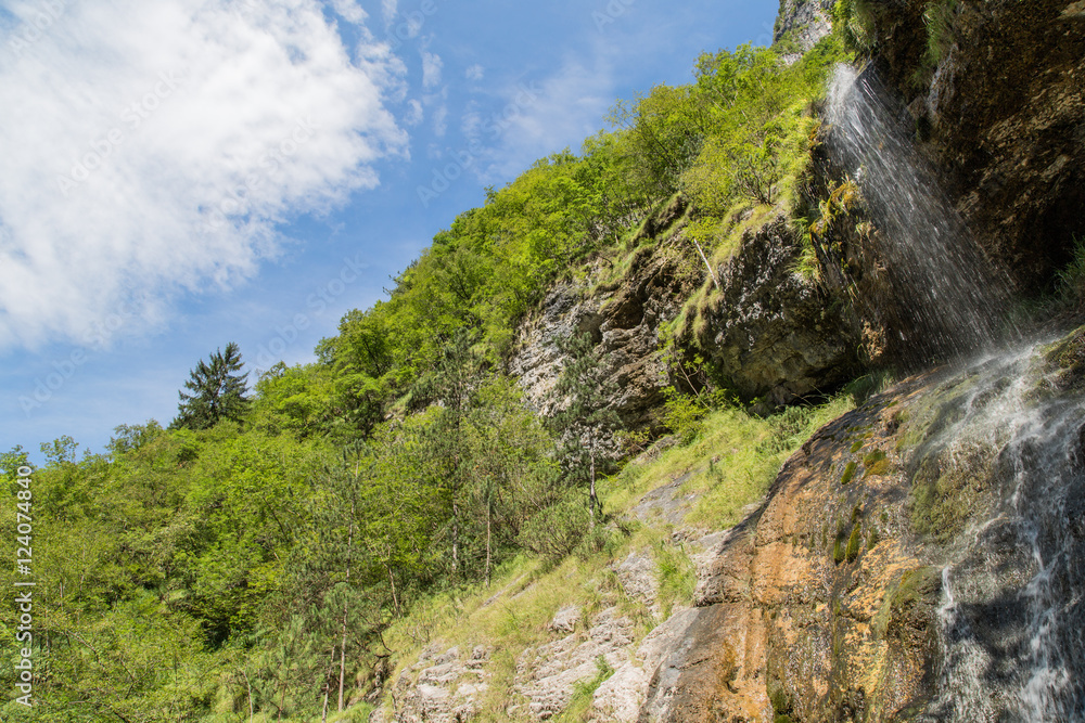 Malerische Gebirgslandschaft mit einem Wasserfall im Tal Valle di Piero; Dolomiten, Sommer