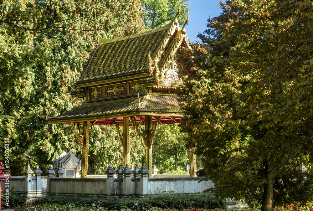 Fototapeta premium Thailändischer Tempel im Kurpark Bad Homburg mit herbstlicher Stimmung