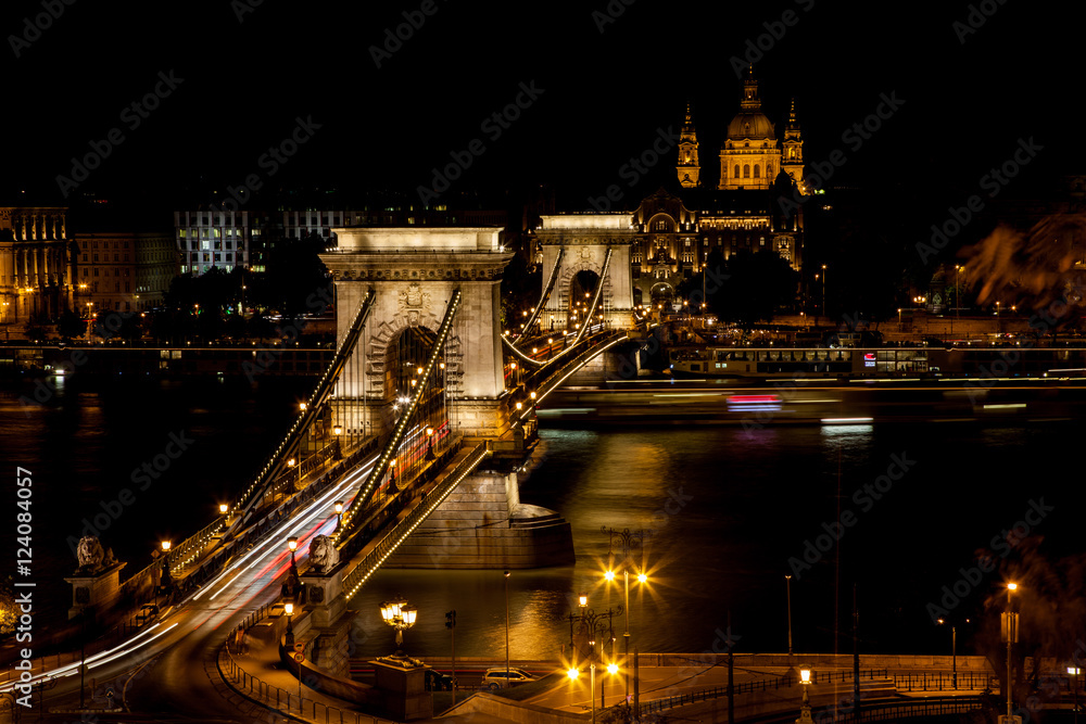 Obraz premium Chain Bridge over the Danube illuminated