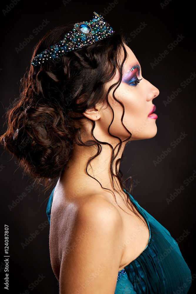 Naklejka premium Portrait of a beautiful girl in the crown 