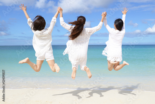 南国沖縄の美しいビーチで遊ぶ女性
