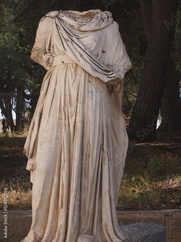 торс мраморной статуи в Карфагене
