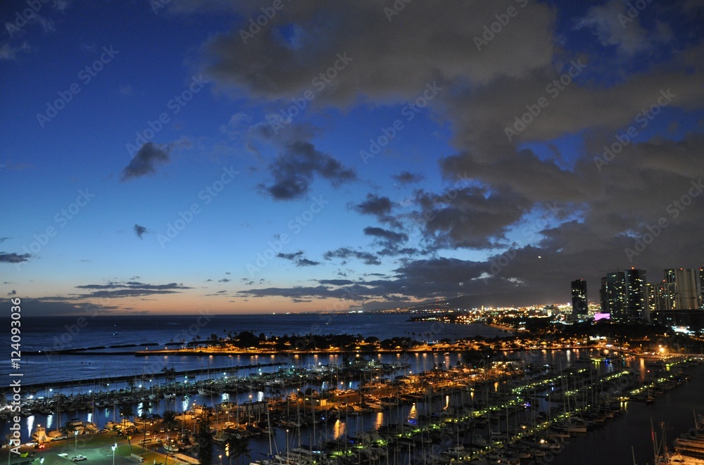 Fototapeta premium Hawaiin City Scape at Dusk