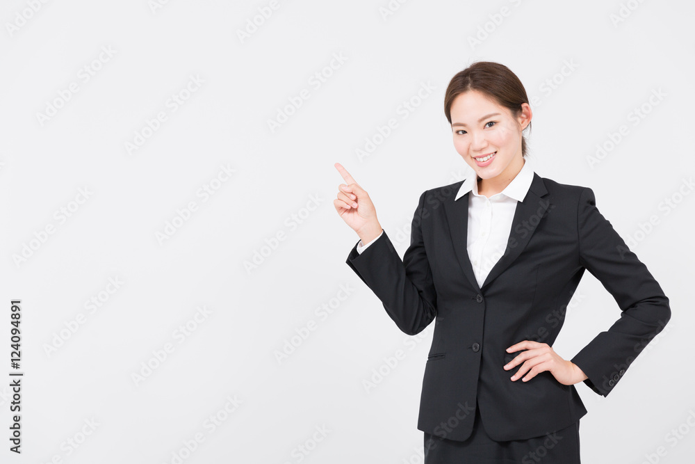 ポーズをするスーツの女性