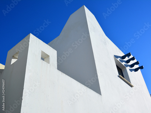 Obraz na płótnie Classic white Greek house a blue sky background w salonie