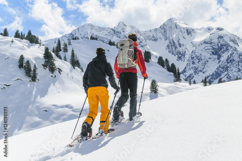 gemeinsame Schneeschuhtour in verschneiter Natur
