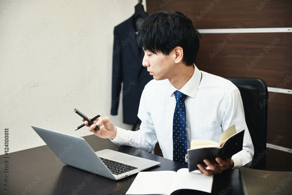 オフィスで仕事中のビジネスマン オフィスで仕事中のビジネスマン