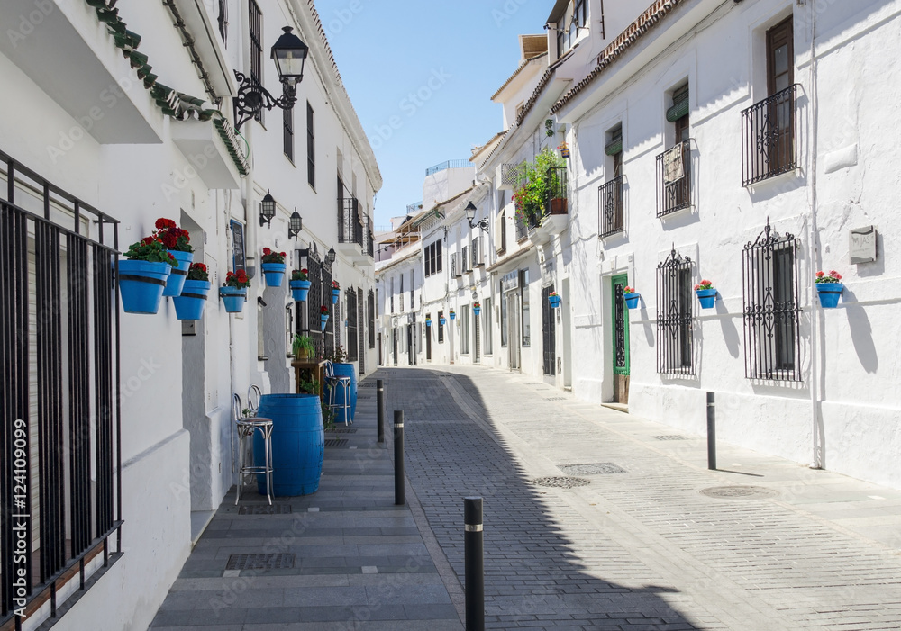 Obraz premium Quiet street of Mijas town in siesta time. Typical white town in Andalusia, southern Spain, province Malaga.