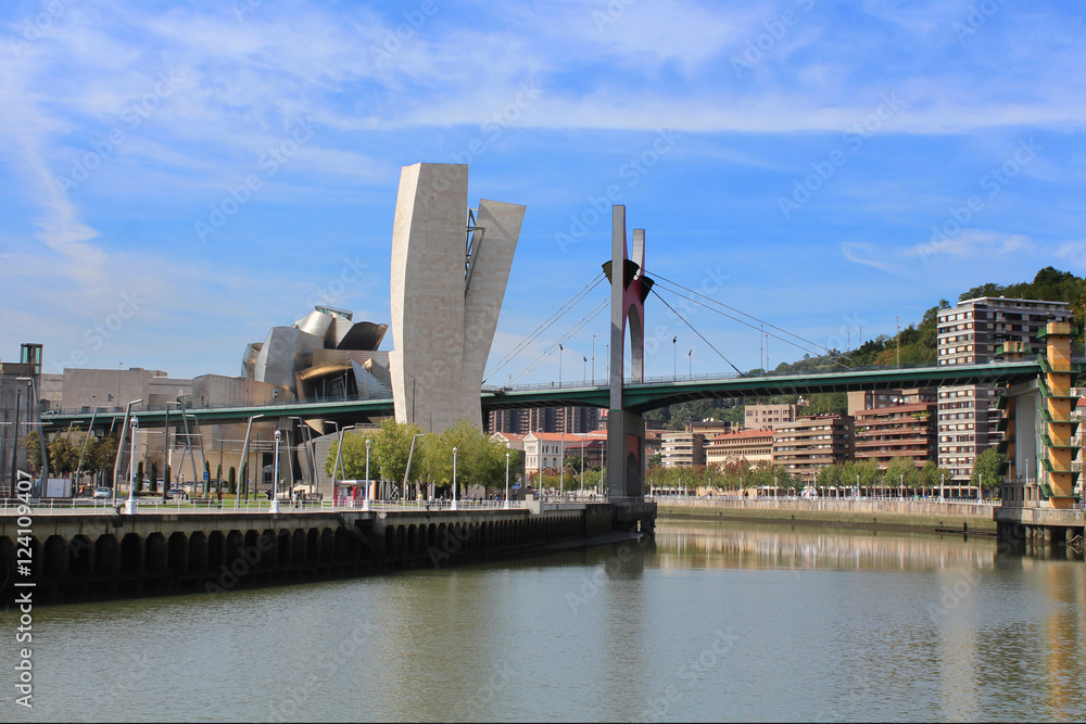 Fototapeta premium Bilbao / Rio Nervion, musée et pont 