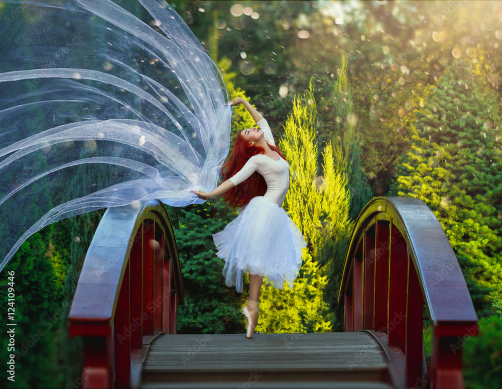 Obraz premium Ballerina posing in the park