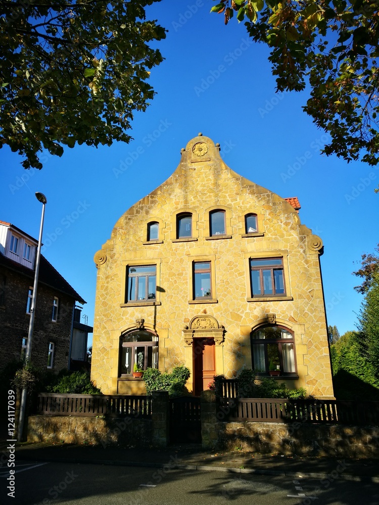 Baudenkmal mit Fassade aus Bruchstein und Naturstein im Licht der