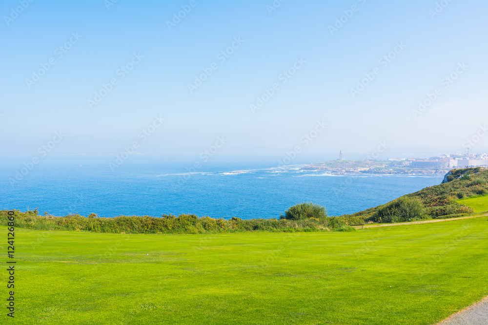 prato verde e vista sull'oceano. La natura in Galizia, Spagna