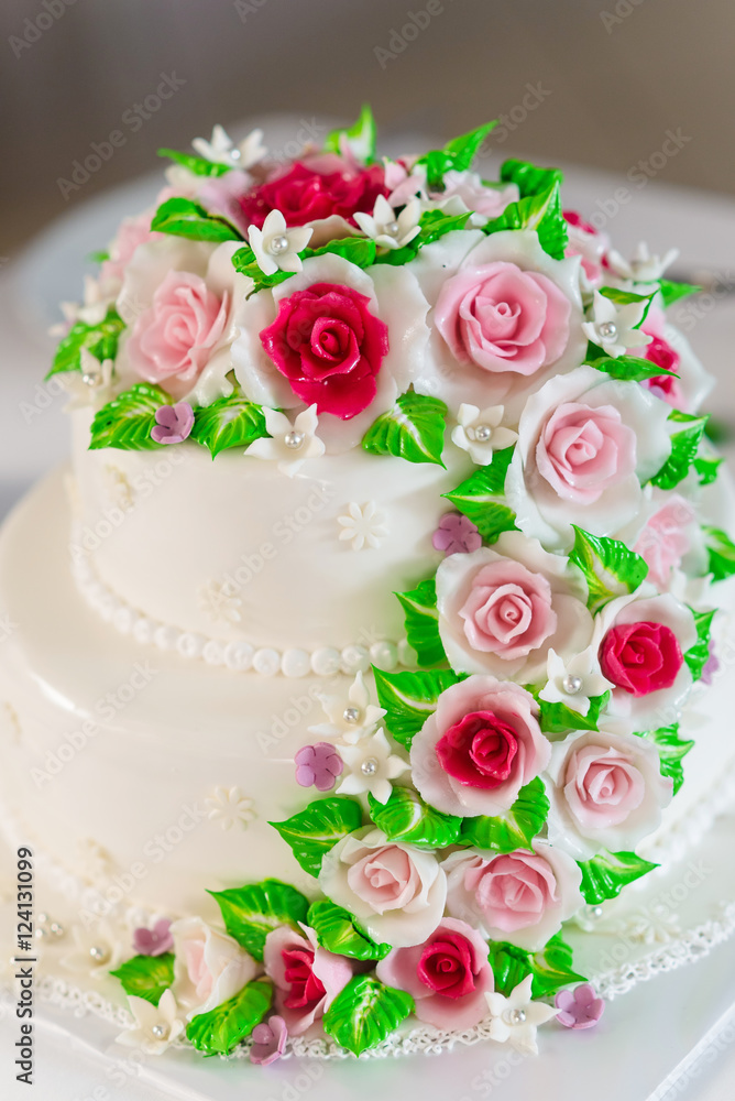 white cream cake decorated roses white cream cake decorated roses