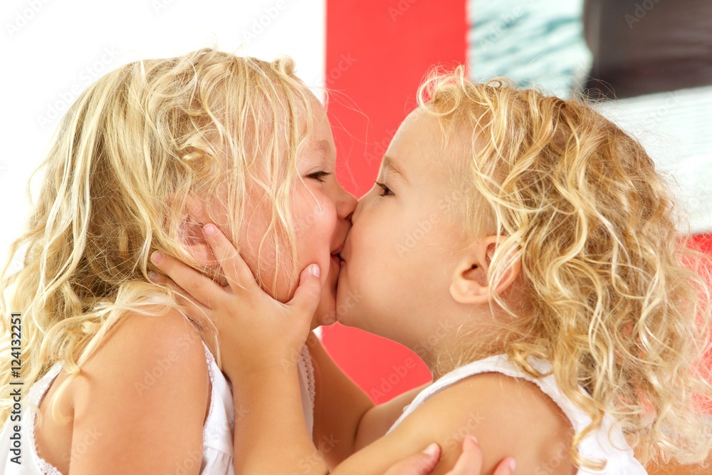 Маленькая девочкалесбиан. Покажи где девочка сосется с девочкой. Девушка целует девушку. Две девочки с языком. Девочка целует мальчика в щеку.