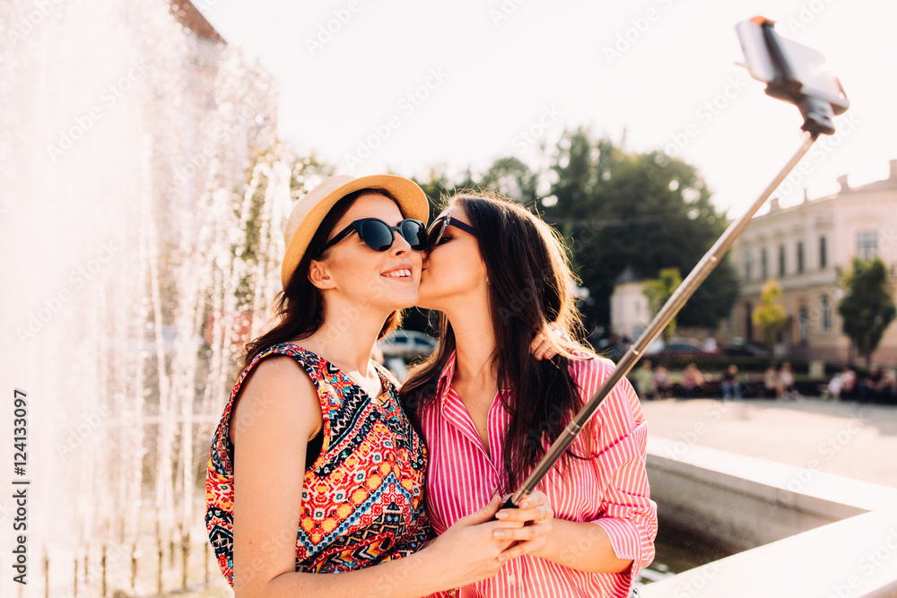 Obraz premium happy girls make picture together and having fun,laughing and make funny faces on camera