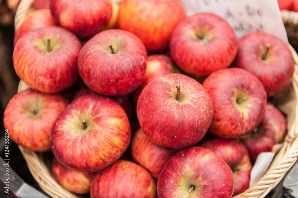 Korb mit roten Bio-Äpfeln vom Bauernmarkt Korb mit roten Bio-Äpfeln vom Bauernmarkt