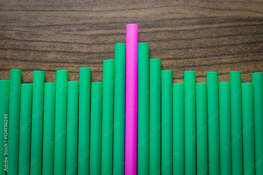 Fototapeta premium difference pink and green drinking straw on wood board