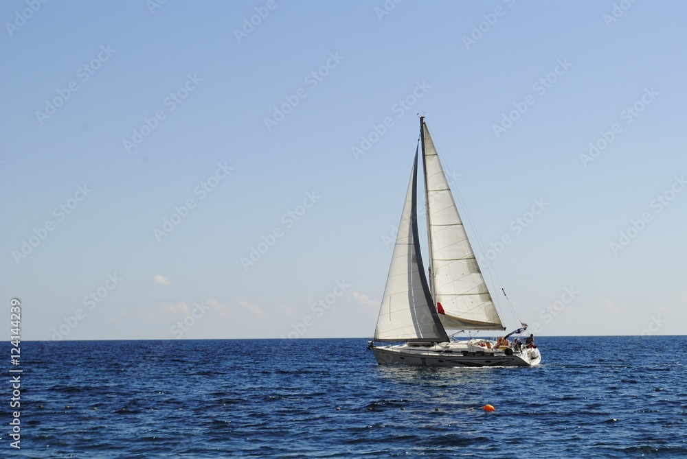 Яхта/ Парусная яхта с поднятыми парусами в море