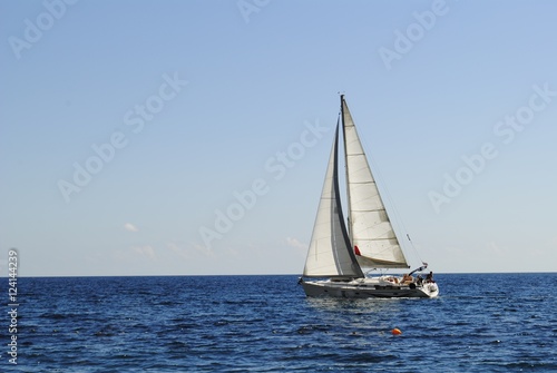 Яхта/ Парусная яхта с поднятыми парусами в море © al78
