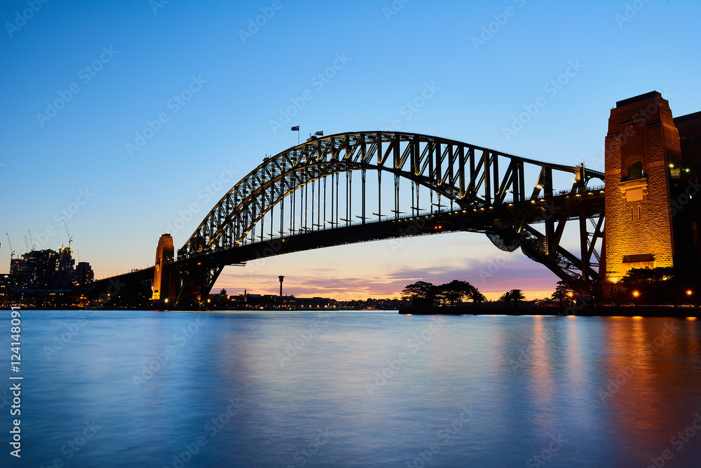 Naklejka premium Harbour Bridge at dusk with long exposure.