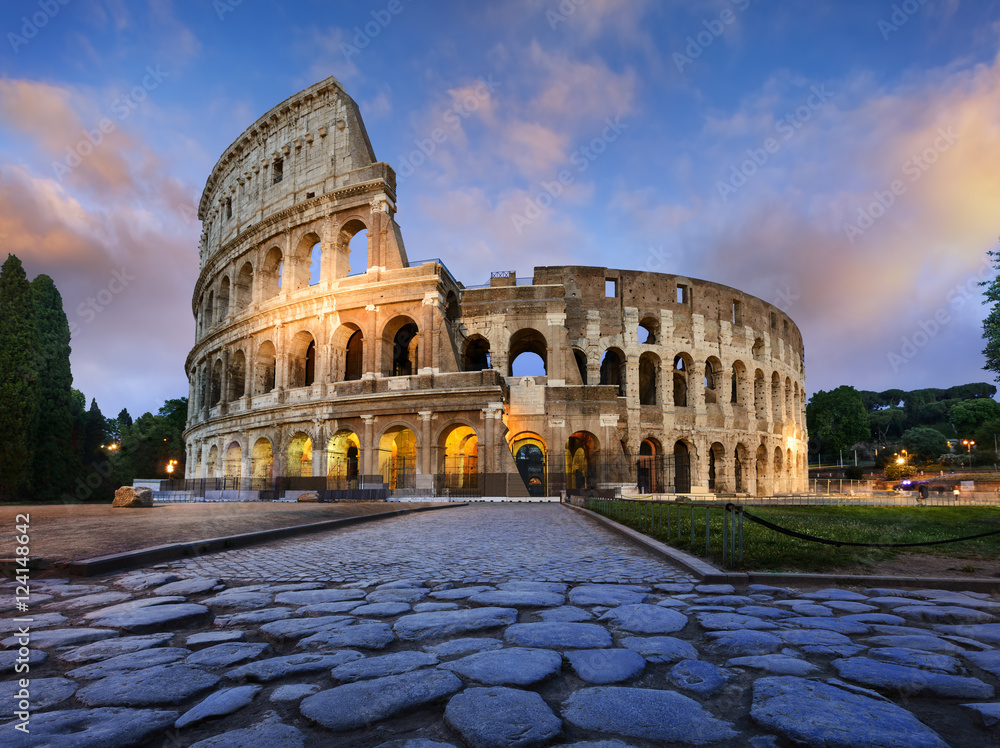 Naklejka premium Koloseum w Rzymie o zmierzchu
