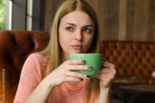 Young woman drinking cofee