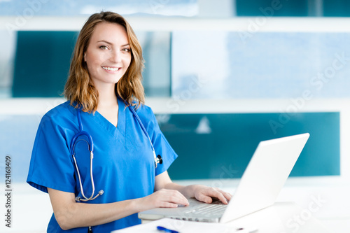Canvastavla Attractive young woman doctor nurse practitioner in hospital clinic medical offi