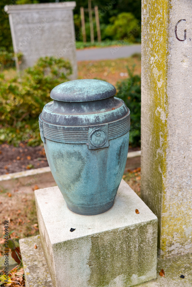 Urne mit schöner Patina Urne mit schöner Patina