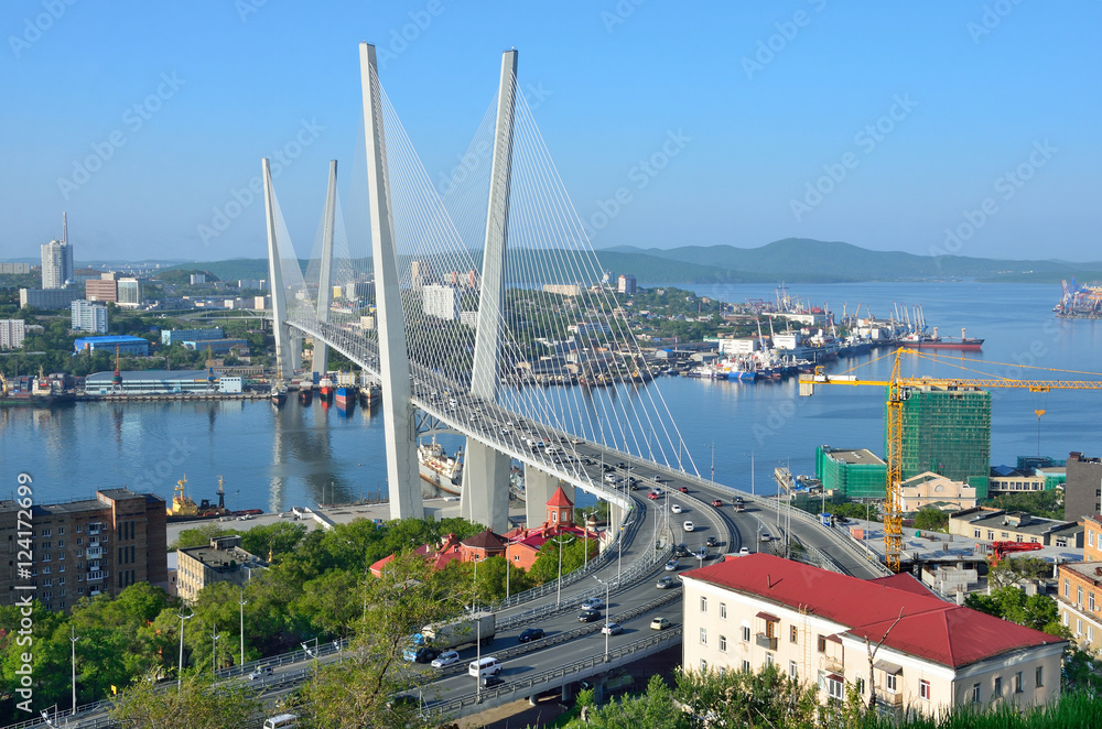 Obraz premium Владивосток, вантовый мост через бухту Золотой Рог